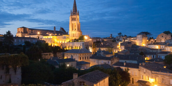 C'est une image de Saint Emilion la nuit