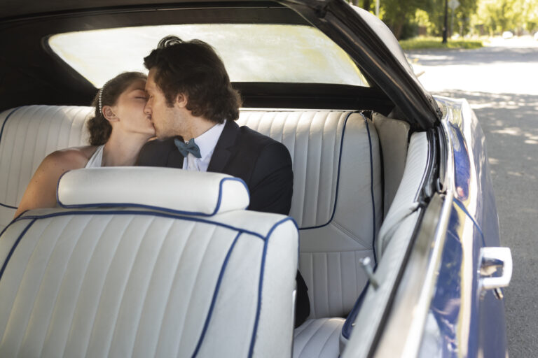 Ceci est une image d'un couple lors de leurs mariage